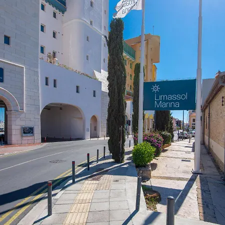 Three Bedroom With Balcony דירה