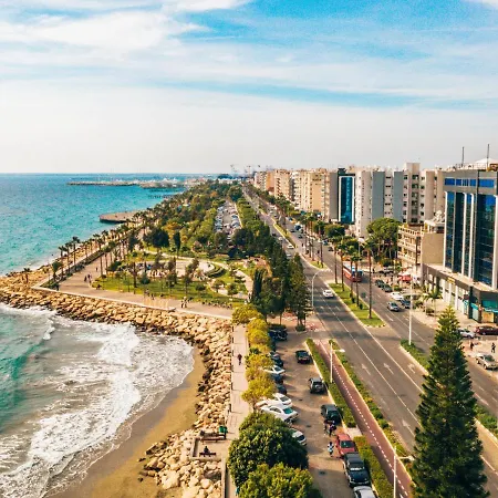 Three Bedroom With Balcony דירה *